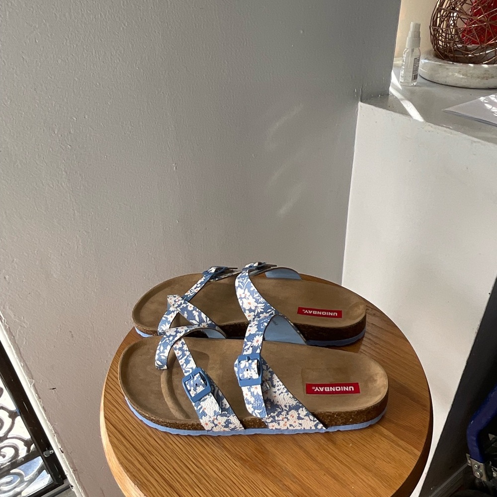 NEW Blue daisy sandals from Unionbay